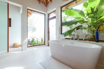 Deep Soaking Bathtub